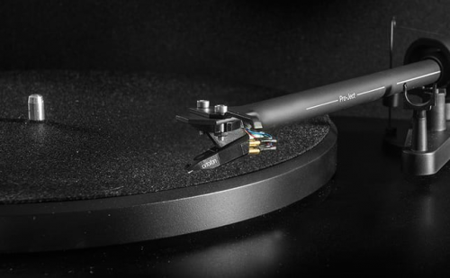 Pro-Ject Debut III DC Piano + OM5e