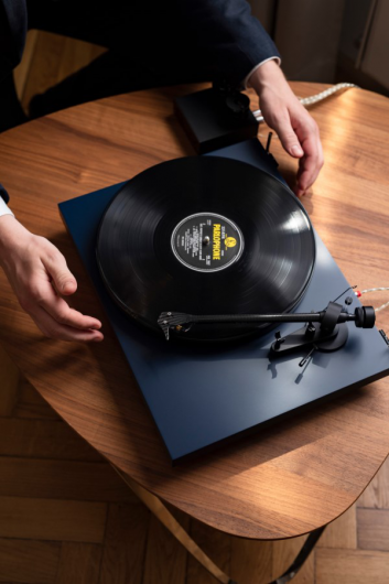 Pro-ject Debut Carbon Evo + 2MRed - Satin Steel Blue