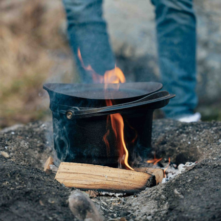 litinový hrnec AIDAN Dutch oven s podstavcem pro vaření a grilování na otevřeném ohni